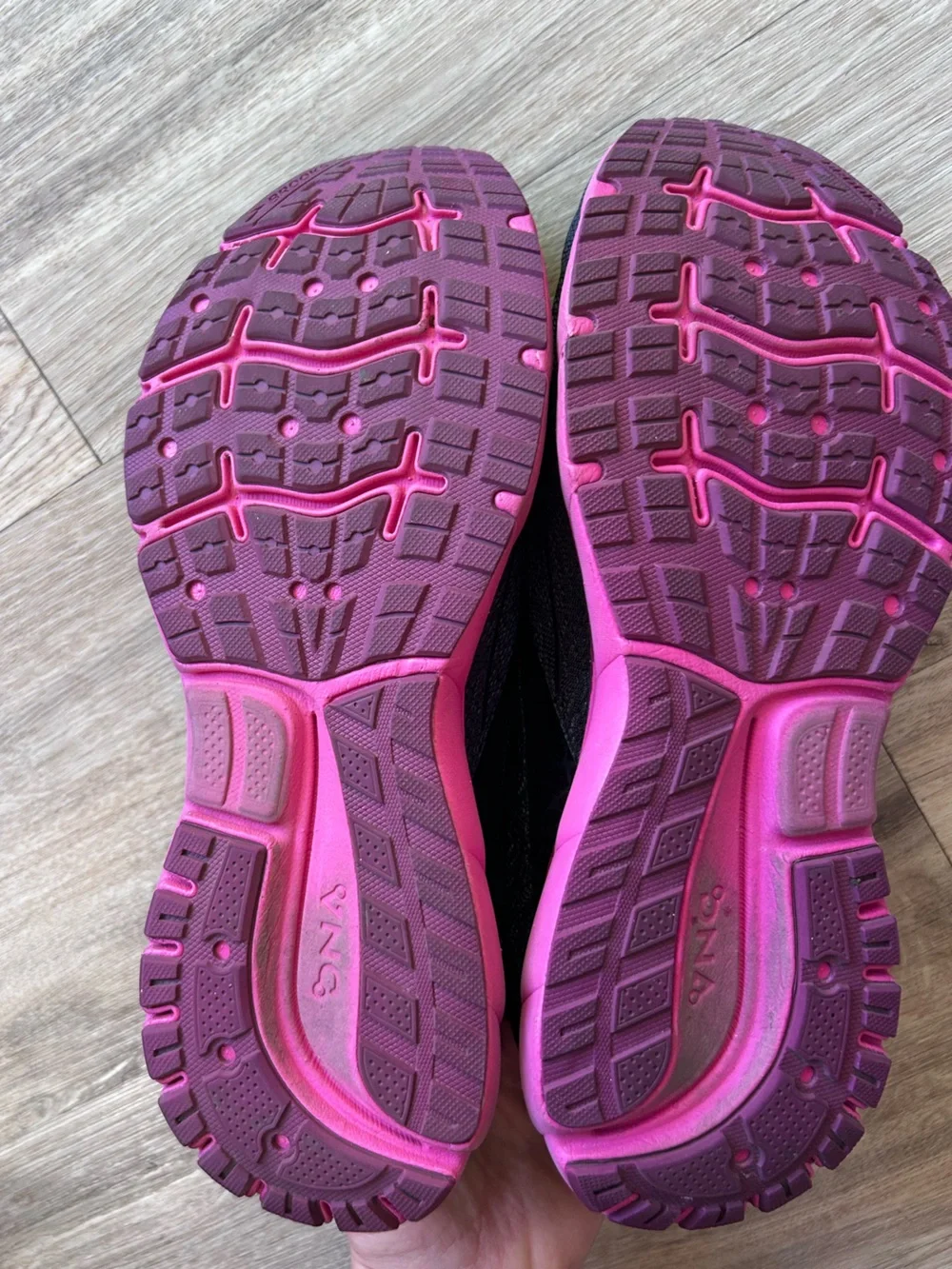 Brooks Trace 2 running shoes in Magenta/Black/Ebony, size 10 - Picture 9 of 10